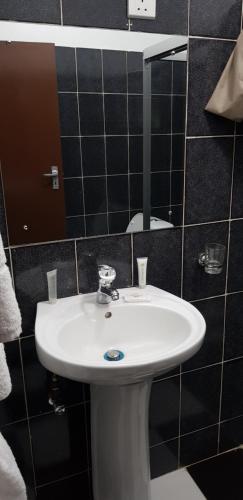 Ένα μπάνιο στο New Dawn Lodge