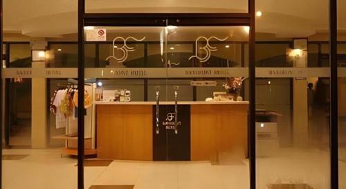 Un escaparate de una tienda con un escaparate en Bayfront Hotel Subic, en Olóngapo