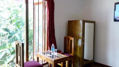 TV a/nebo společenská místnost v ubytování Satya Anand Cottage Pure Veg and Non Alcoholic Hotel