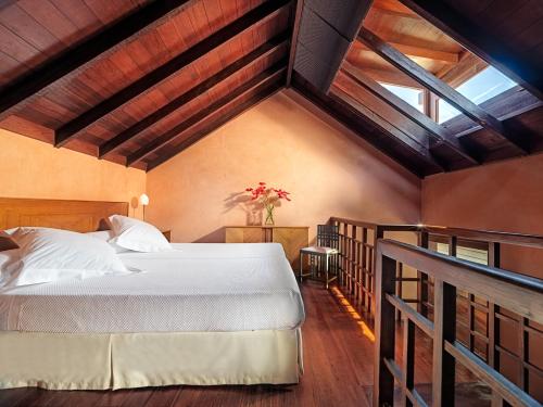 una camera da letto con un letto grande in una mansarda di Hotel San Roque a Garachico