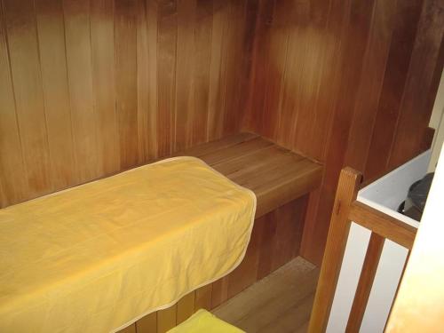 Cette petite cabane en bois comprend un lit. dans l'établissement Hotel Kaijyokan, à Isa