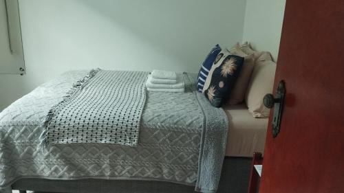 a bedroom with a bed and a couch at Recanto da Chapada in Alto Paraíso de Goiás