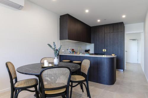 Kuchyň nebo kuchyňský kout v ubytování Elegant 2-Bed Apartment with Incredible Bay Views