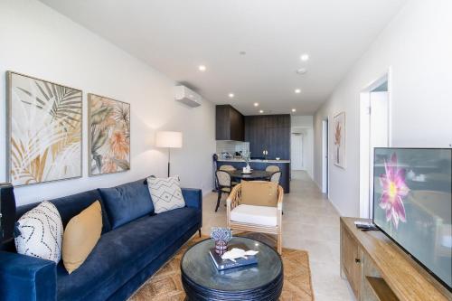 TV a/nebo společenská místnost v ubytování Elegant 2-Bed Apartment with Incredible Bay Views