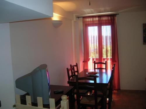 ein Esszimmer mit einem Tisch, Stühlen und einem Fenster in der Unterkunft Montagna & Relax in Castel di Sangro