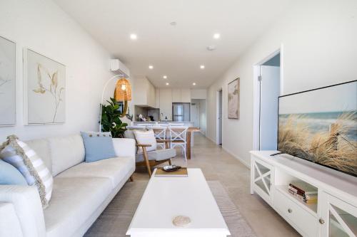 Televiisor ja/või meelelahutuskeskus majutusasutuses Bay View 2-Bedroom Apartment with BBQ