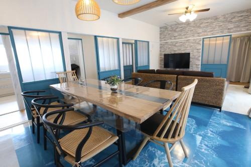 une salle à manger avec une table et des chaises en bois dans l'établissement Breath of the Sea Katakai - Vacation STAY 47846v, à Katakai