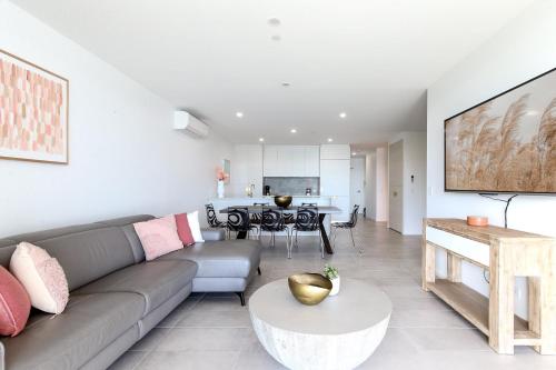 un salon avec un canapé et une table dans l'établissement Bayfront Holiday Retreat with Parking, à Batemans Bay