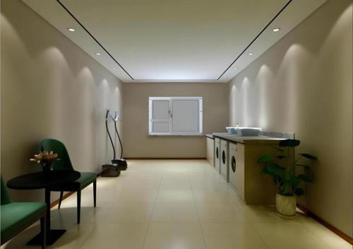 a large room with a sink and a counter at City Comfort Inn Mianyang Southwest University Of Science And Technology in Qinglianchang