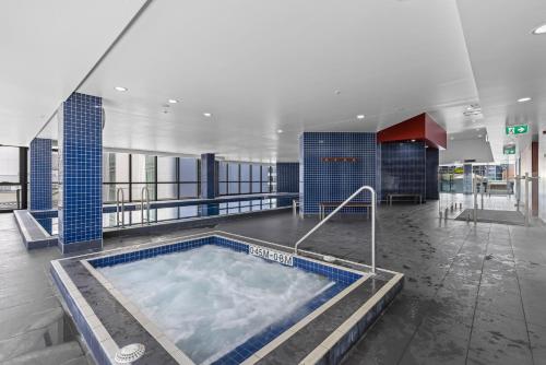 a hot tub on the top of a building at Stunning River View 2-Bed with Pool, Sauna and Gym in Brisbane