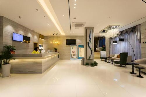 TV a/nebo společenská místnost v ubytování City Comfort Inn Xinfeng High-speed Railway West Station Yingbin Avenue