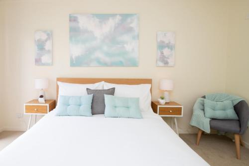 Ένα ή περισσότερα κρεβάτια σε δωμάτιο στο Generous 2-Bed Townhouse With A Private Balcony