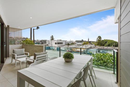 a balcony with a table and chairs and a view at Gorgeous 3-Bed Apartment with City Views in Brisbane