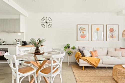 un salon avec un canapé blanc et une table dans l'établissement Coastal 2-Bed Apartment near Beach, à Deewhy