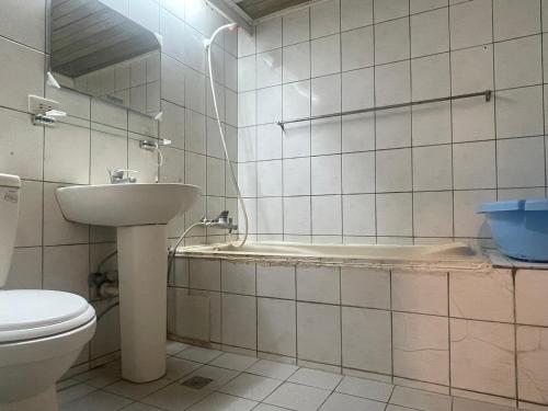 Un baño con inodoro, lavabo y bañera. en 羅東二房電梯包棟近火車站, en Luodong
