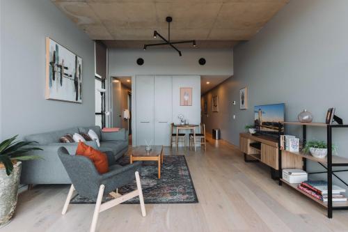 un salon avec un canapé et une table dans l'établissement Stunning 1-Bed Above Foreshore with Water Views, à Kingston 