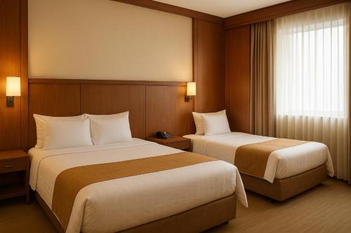 een hotelkamer met twee bedden en een raam bij Busan Seomyeon Nestly Hotel in Busan
