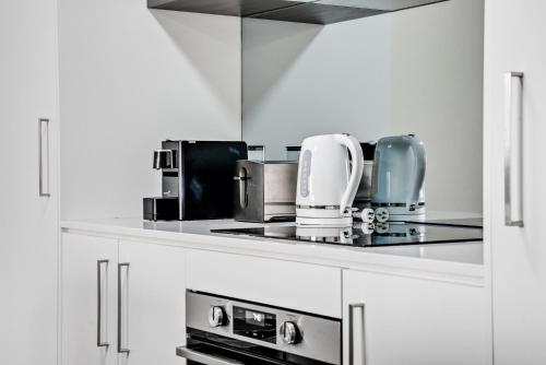 Η κουζίνα ή μικρή κουζίνα στο Comfy 2-Bed Near the Lake with Secure Parking