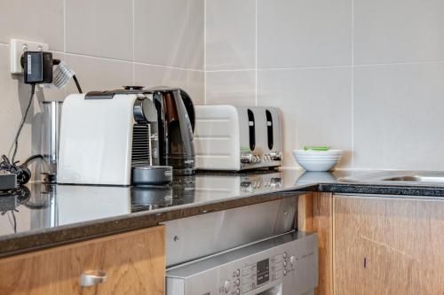 una cocina con encimera y microondas en Center 1-Bed with Sauna, Gym, BBQ & Parking, en Canberra