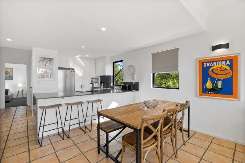 Η κουζίνα ή μικρή κουζίνα στο Pristine 2-Bed Apartment with Pool and Balcony