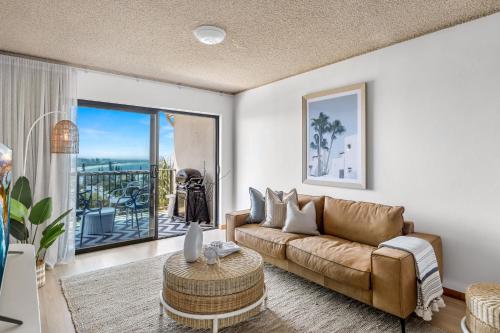 Χώρος καθιστικού στο 2-Bed near Beach with BBQ & Stunning Ocean Views