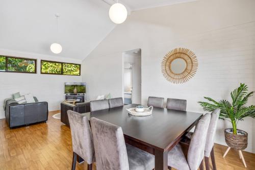 Χώρος καθιστικού στο Quaint 2-Bed Beach Abode with Ocean Views