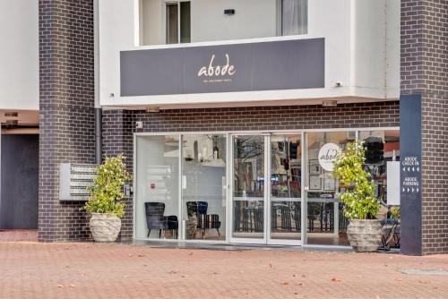 Un escaparate con plantas en macetas delante. en Spacious 2-Bed Conveniently by Lake Tuggeranong, en Tuggeranong