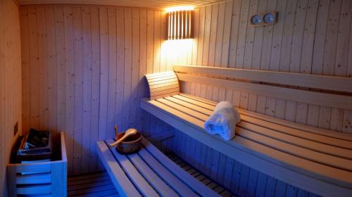 a sauna with a bench and a light in it at Vea Resort Hotel in Mercato San Severino