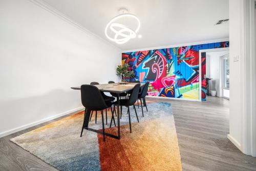 Χώρος καθιστικού στο 4-Bed Family Home with Spacious Backyard and BBQ