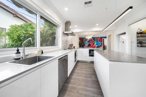 Η κουζίνα ή μικρή κουζίνα στο 4-Bed Family Home with Spacious Backyard and BBQ