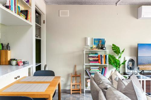 una sala de estar con un sofá y una mesa en Cosy Sydenham 1-Bed by Inner-West's Attractions, en Sídney