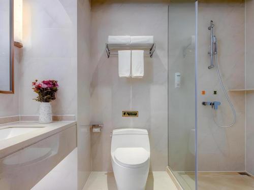 Koupelna v ubytování Vienna Hotel Anhui Fuyang Funan Bailing Apartment