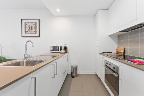 Köök või kööginurk majutusasutuses Tranquil 1-Bed Apartment with Courtyard, Pool, BBQ