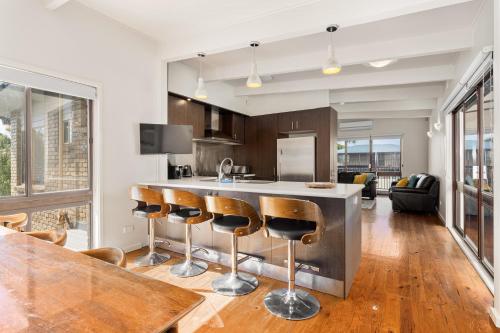 Kuchyň nebo kuchyňský kout v ubytování Spacious 4-Bed Home 5-min from the Beach