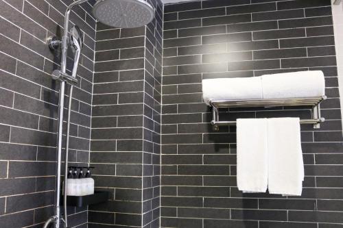 Ένα μπάνιο στο Nostalgia Hotel Beijing Confucius Temple and Imperial College Museum & Gui Street 时光漫步酒店 北京国子监簋街店 Free fresh ground coffee,Free laundry service