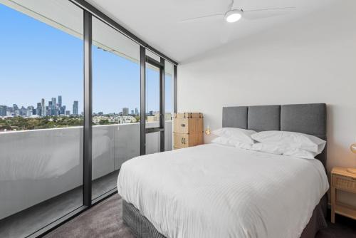 Postel nebo postele na pokoji v ubytování 2-Bed, 500m From The Beach with Pool, Gym & Sauna