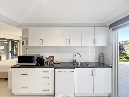 Η κουζίνα ή μικρή κουζίνα στο Spacious Beach Studio With Alfresco Dining