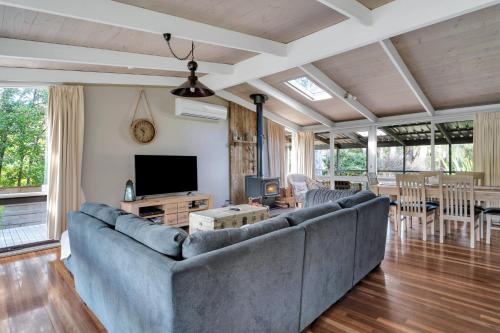 un salon avec deux canapés et une télévision dans l'établissement Secluded 3-Bed Retreat Moments to the Beach, à Surf Beach