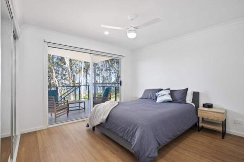 Un dormitorio con una cama y una ventana grande en 3-Bed Coastal Getaway with Direct Beach Access, en Long Beach