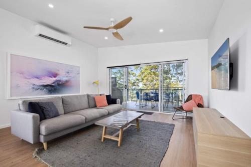 una sala de estar con un sofá y una mesa en 3-Bed Coastal Getaway with Direct Beach Access, en Long Beach