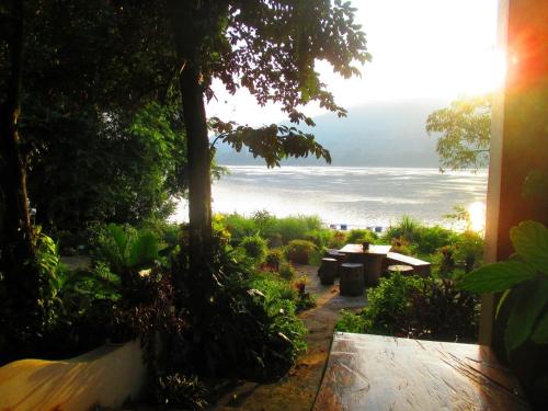 Cette maison offre une vue sur la plage. dans l'établissement Nicolas Homestay Mekong Home, à Pakse