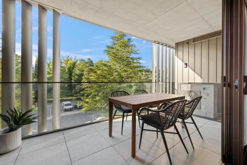 Μπαλκόνι ή βεράντα στο Luxe 2-Bed Inner-City Abode with Alfresco Dining