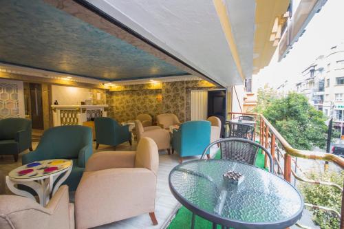 einen Balkon mit Stühlen und einem Tisch auf dem Balkon in der Unterkunft Hotel Bestur in Istanbul