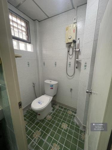 a bathroom with a toilet and a shower at Rose's Roadhouse in Pai