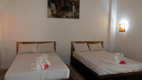 Cama o camas de una habitación en Amed Stop Inn Homestay, Rooftop Restaurant and Bar
