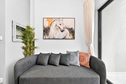 Golden Stays - Cozy 1BR Retreat I Skyline Views & Urban Charm