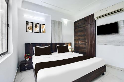 Μια τηλεόραση ή/και κέντρο ψυχαγωγίας στο Collection O Jaipur Birla Temple Formerly Hotel Sky Heights