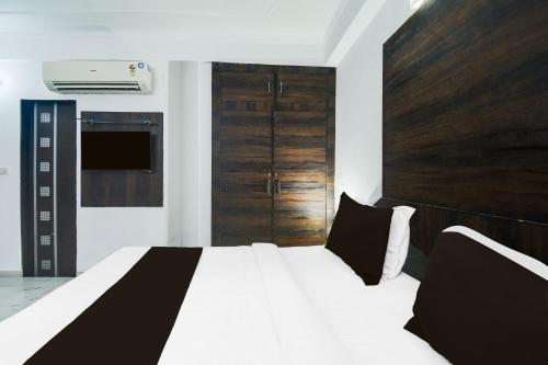 Ένα ή περισσότερα κρεβάτια σε δωμάτιο στο Collection O Jaipur Birla Temple Formerly Hotel Sky Heights