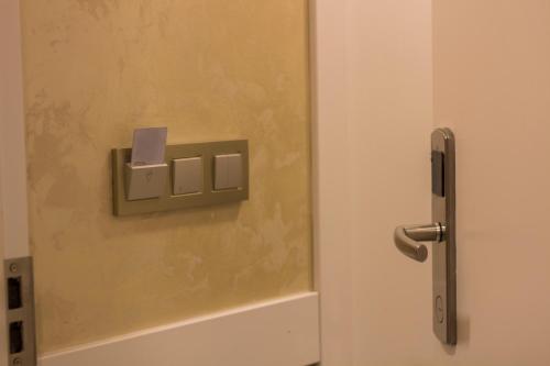 Bilik mandi di Hotel Bestur
