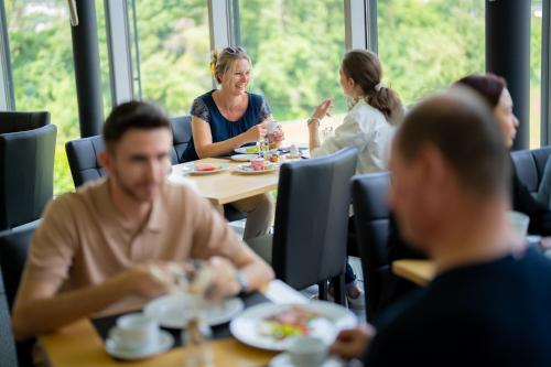 Hostia v ubytovaní Swiss Heidi Hotel